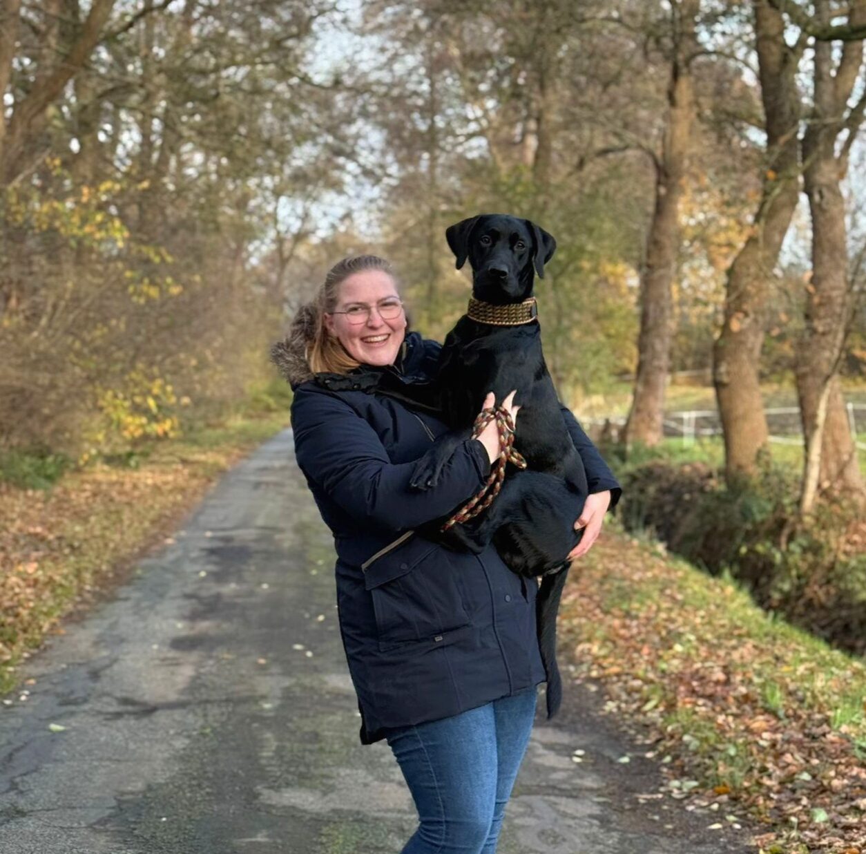 Frau mit Hund auf dem Arm